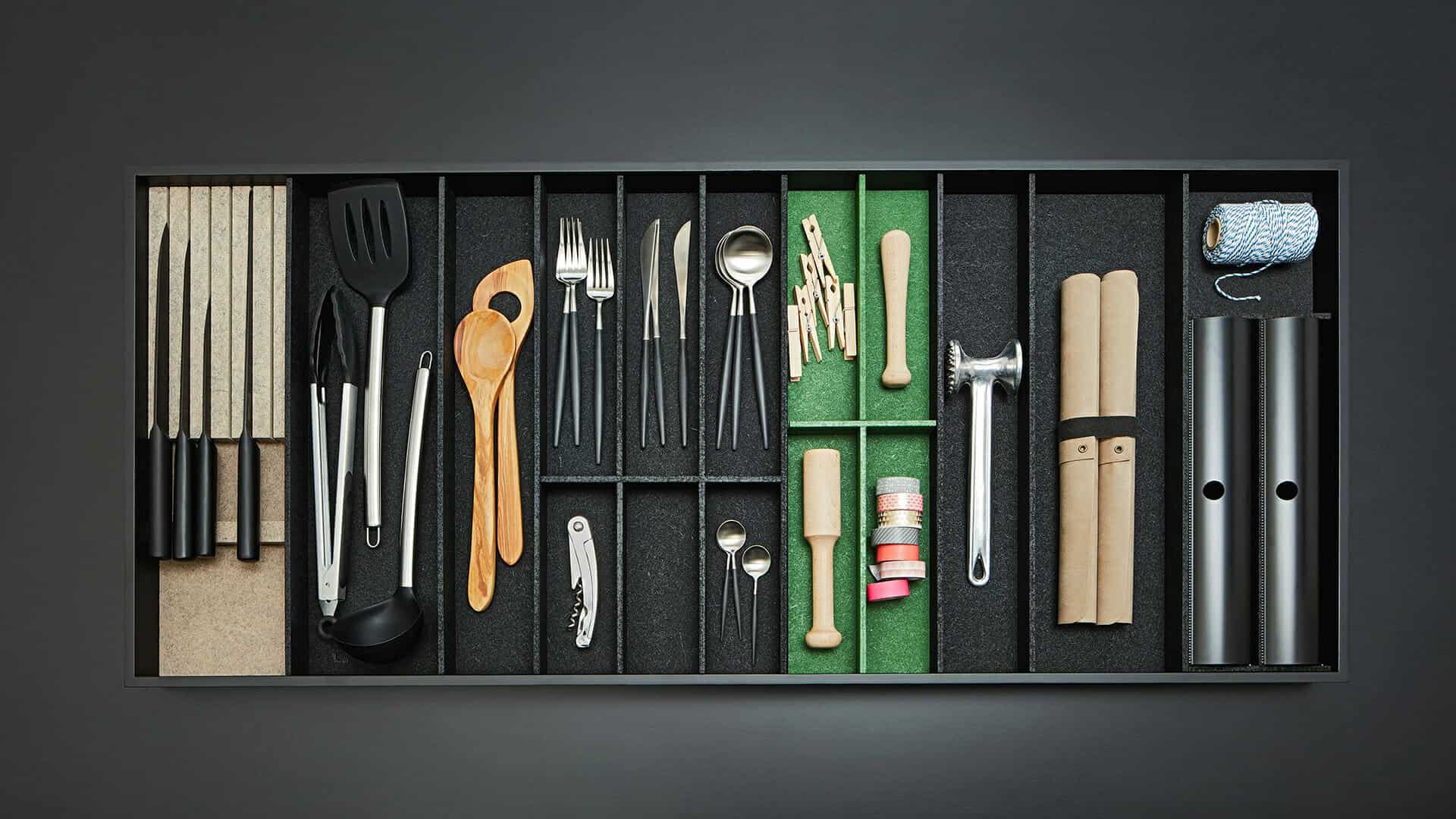 Egal wie schmal oder breit eine Schublade im Unterschrank ist, mit nur wenigen Baukasten-Elementen wie zum Beispiel einem Besteck- und Multifunktionseinsatz, breiten und schmalen Ausgleichsböden, Einsteckstegen und einer Multifunktionseinheit lässt sich alles schön übersichtlich ordnen. (Foto: AMK)