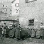 gluekhergasse 21 20160524 114333a heinz bild ca.1940 vor derk ferei sev. grimm gl khergasse gesseln+erwin grimm (auf fass) sev. grimm ganz rechts