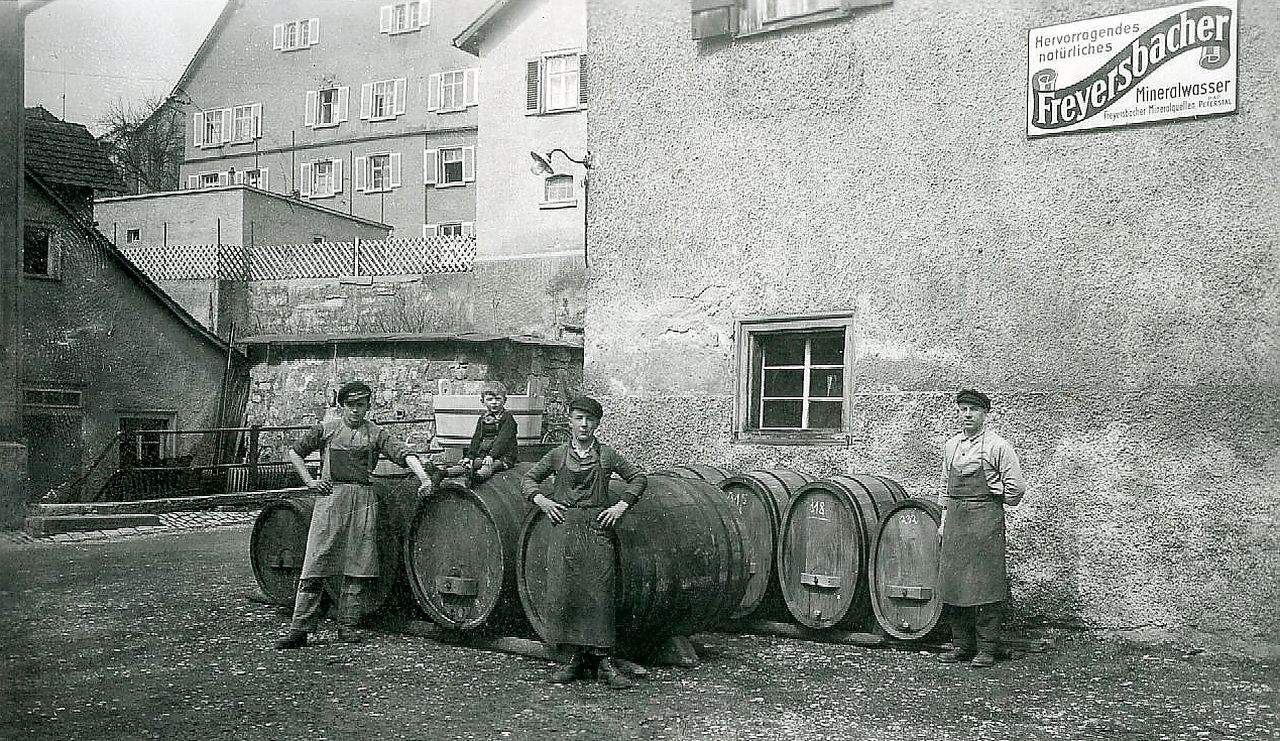 gluekhergasse 21 20160524 114333a heinz bild ca.1940 vor derk ferei sev. grimm gl khergasse gesseln+erwin grimm (auf fass) sev. grimm ganz rechts