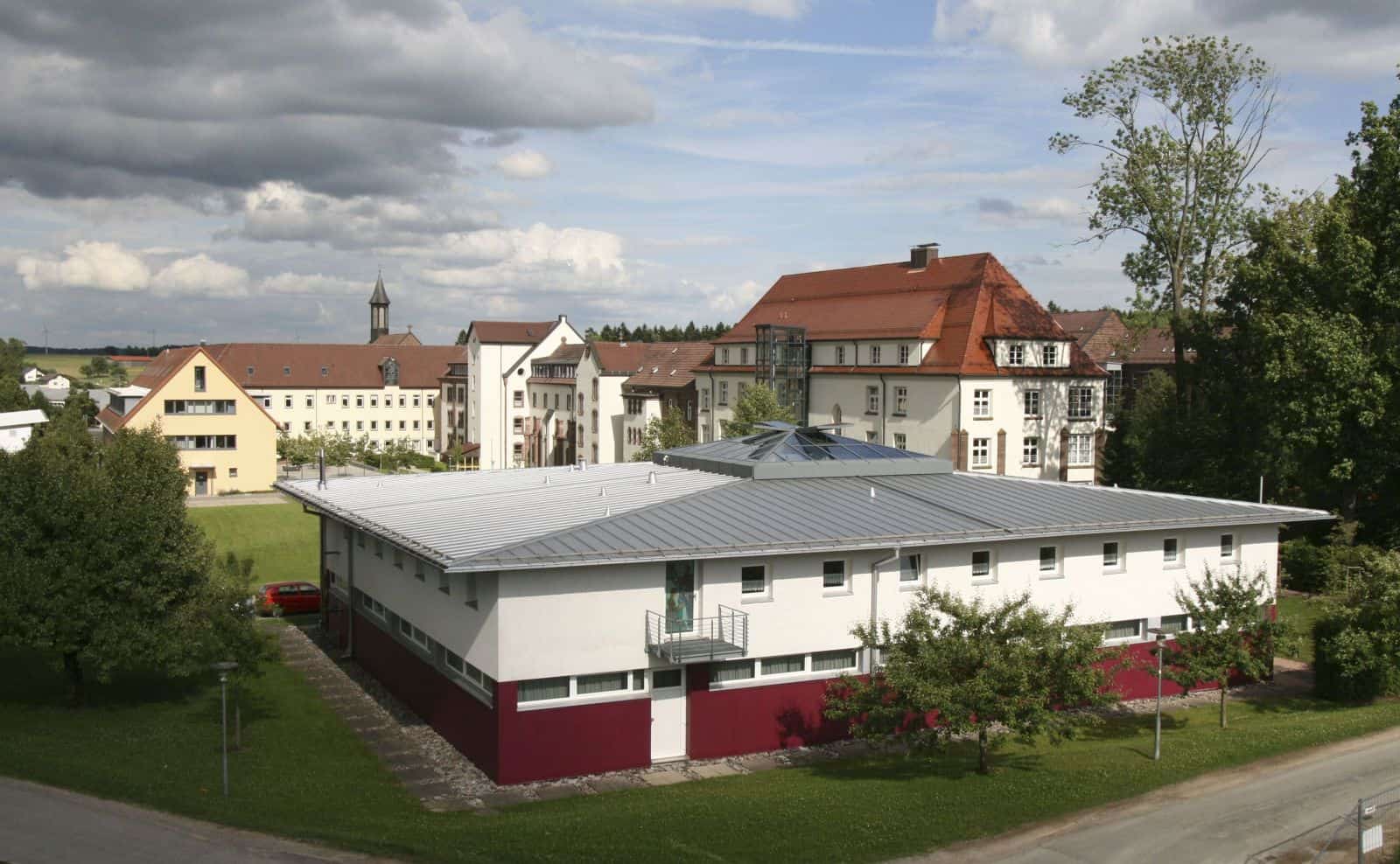 haus lebensquell vor klosterfront dkpm 040621