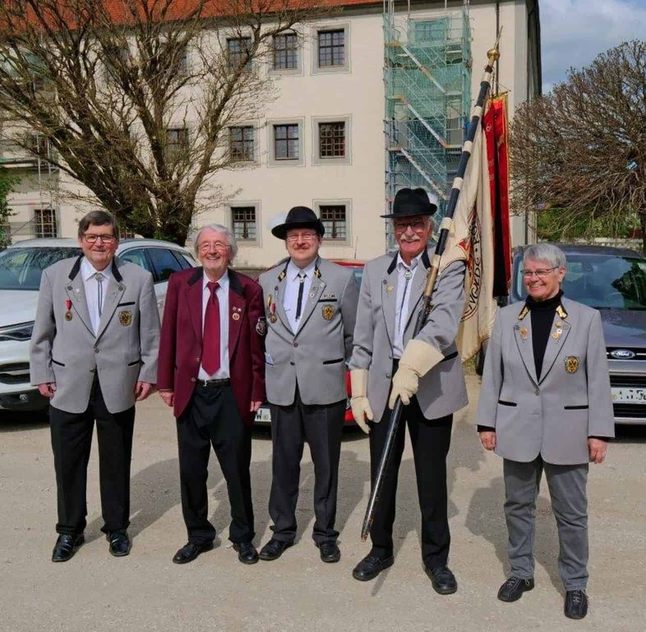 landesschützentag geislingen v.li. harald walter peter peiker 1.sm daniel guarraci fähnrich bernd kolberg eosm karin kolberg (002)