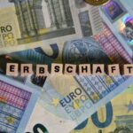 the german word for inheritance with wooden cubes and euro bills