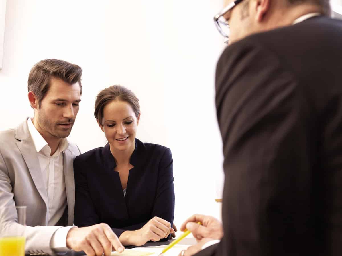 2023 09 26 paar blickt auf unterlagen scaled