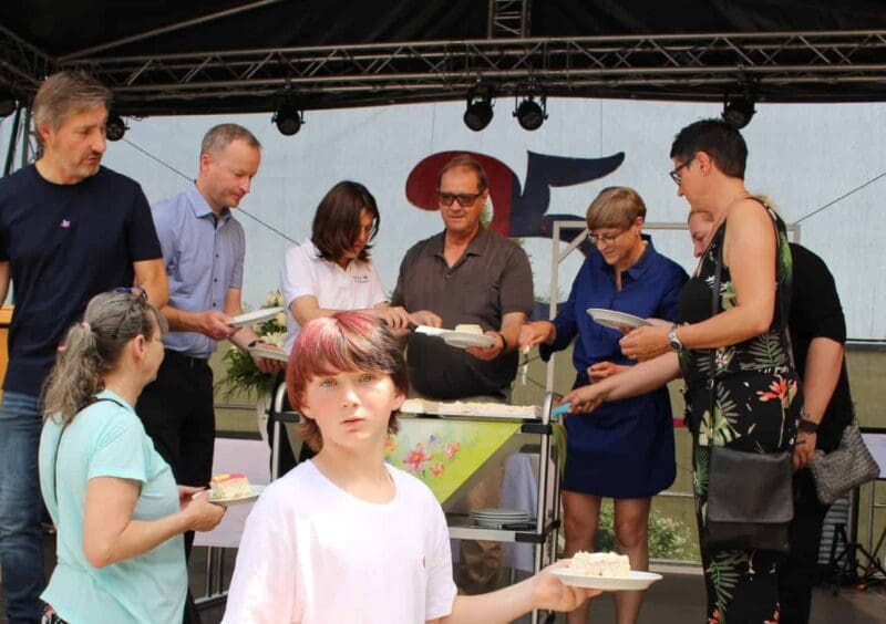 240701 jubiläumsfest torte verteilen b