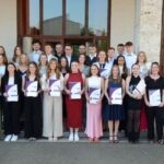 die abiturienten 24 des amg im säulengang der schule