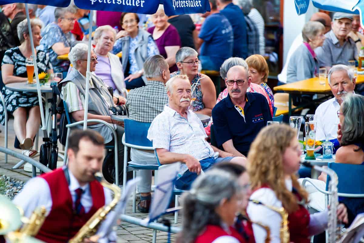 gäste und zuhörerschaft bei kühlen getränken