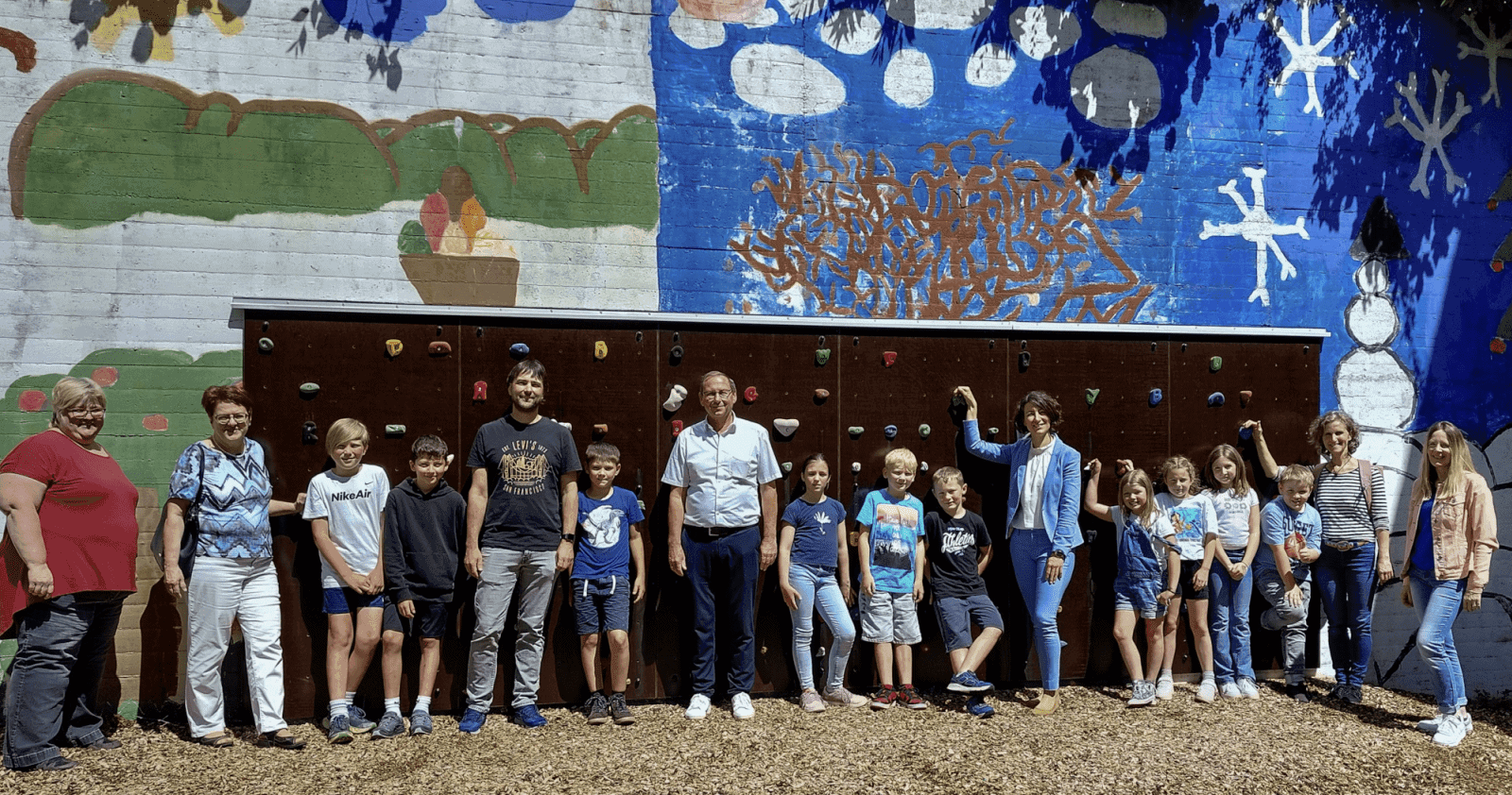 gruppenbild boulderwand einweihung dk 150724