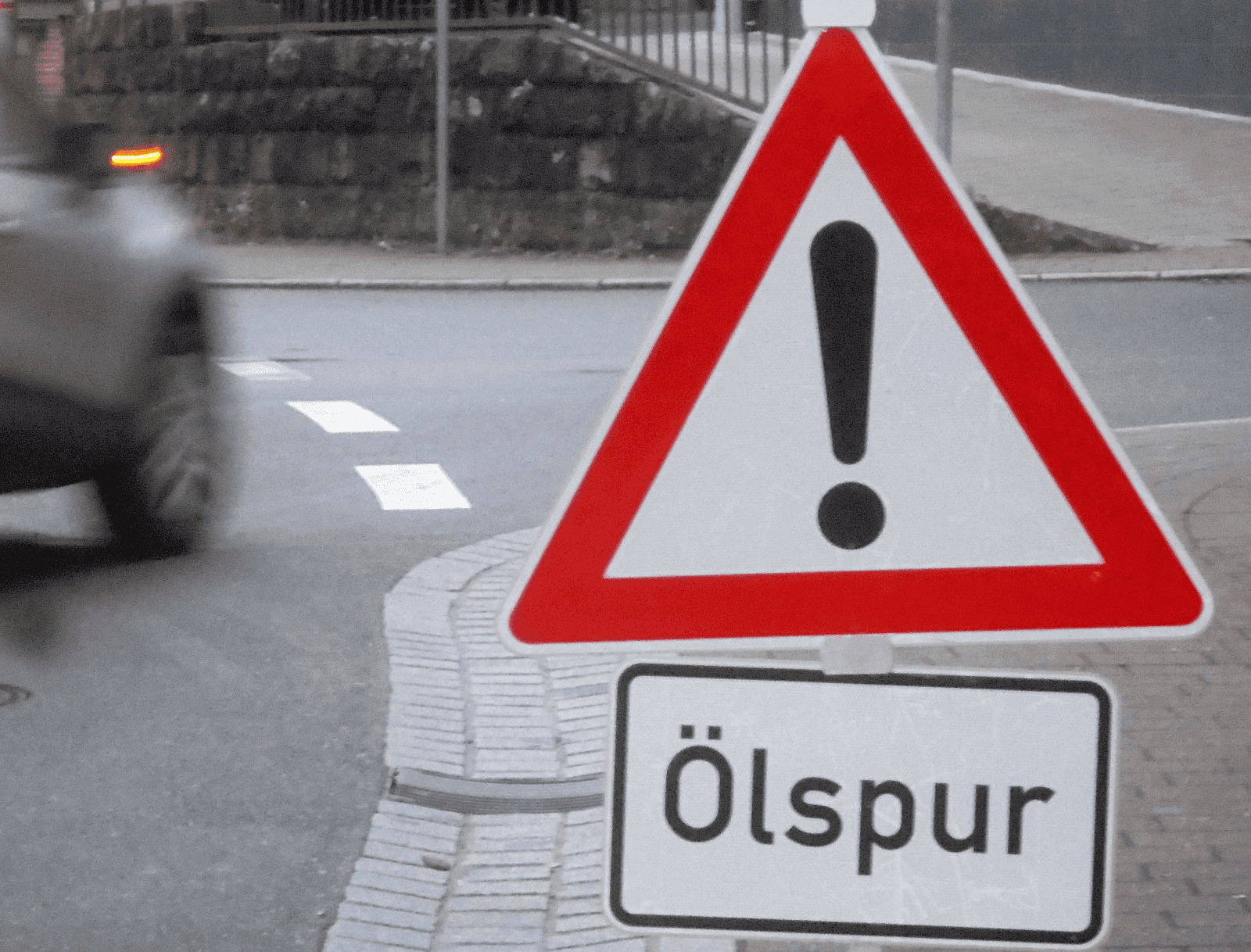 Ölspur warnschild symbol dk 141121 (2)