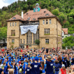 mini schramberg banner enthüllung2022 dkpm 090824