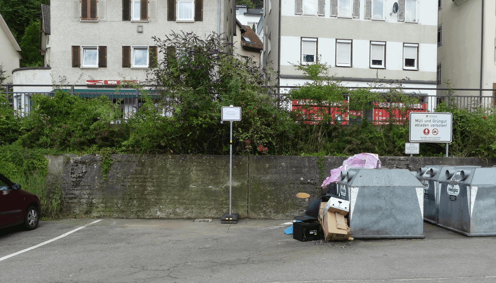 schweizer parkplatz ohne kleidercontainer müll dk 310724