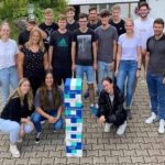 die vier neuen azubis umringt von den anderen schneider azubi jahrgaengen.2390 dkpm 120924