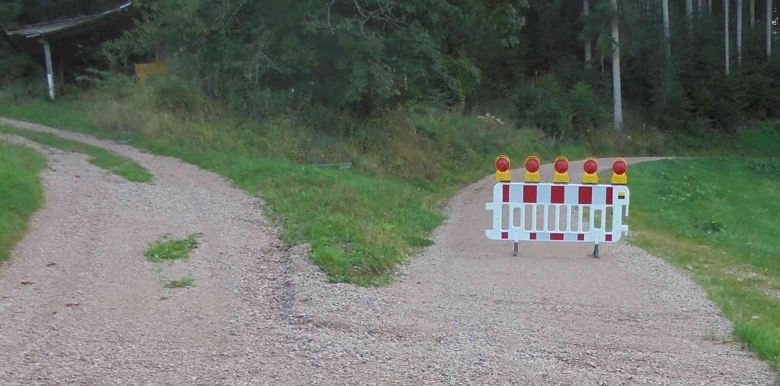 forst radweg begrünt sperre dk 100924 (2)