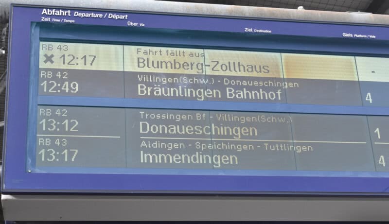 241015 bahnhof anzeigetafel