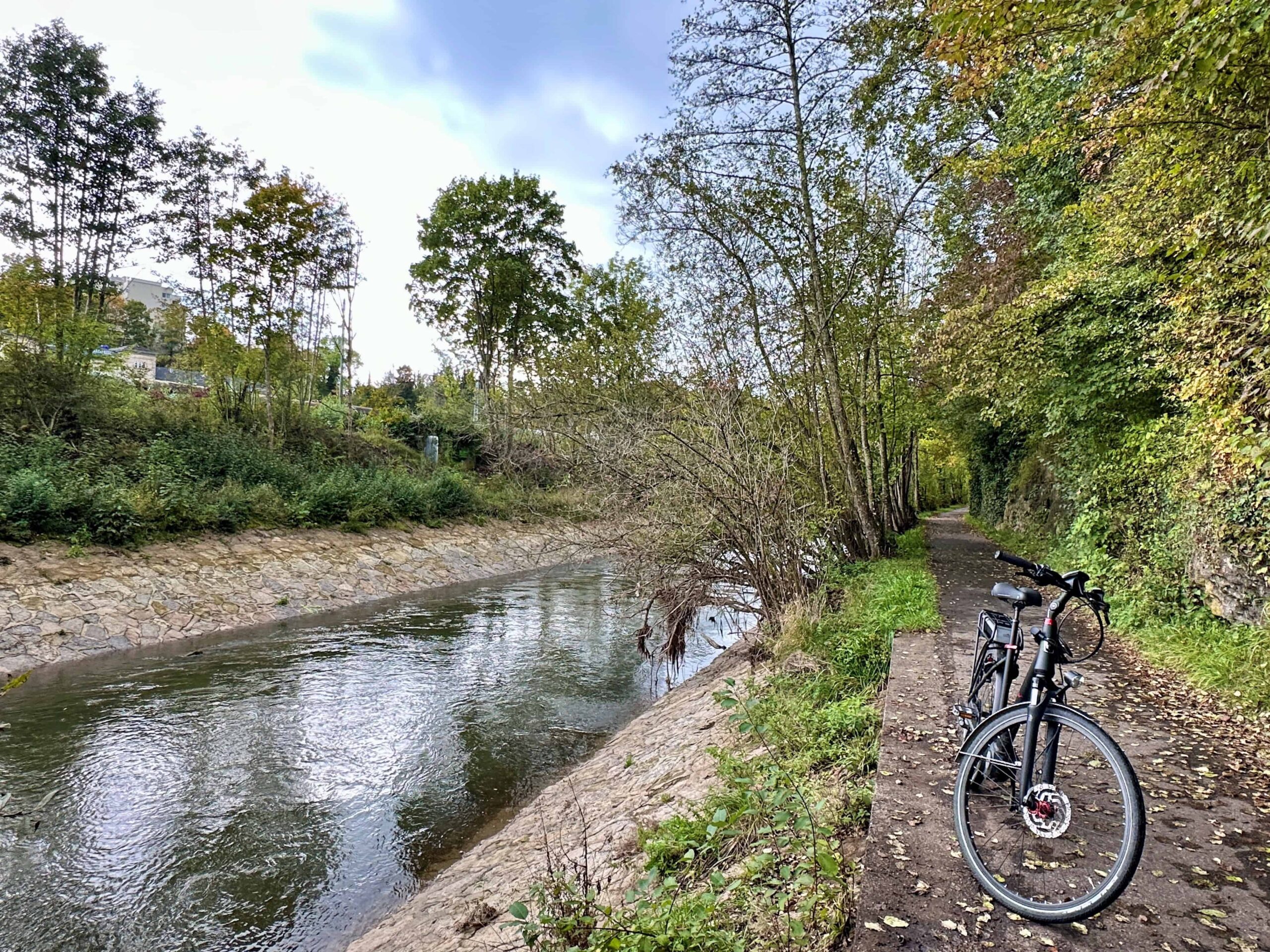 neckarweg mit neckarkanal