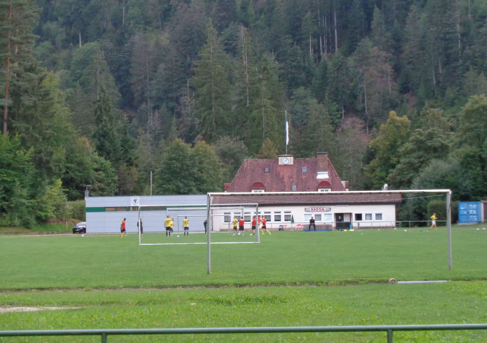 rausteinsportplatz mit fußballern dk 300818 (1)