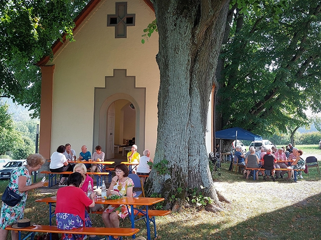 Nach der Messe verweilten die Gäste noch lange zu einem Imbiss und Gesprächen. Foto: al