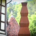 Schlossanlage und Stahlskulpturen: in Glatt wird derzeit Jürgen Knubben mit einer Ausstellung zum Siebzigsten gewürdigt. Foto: al