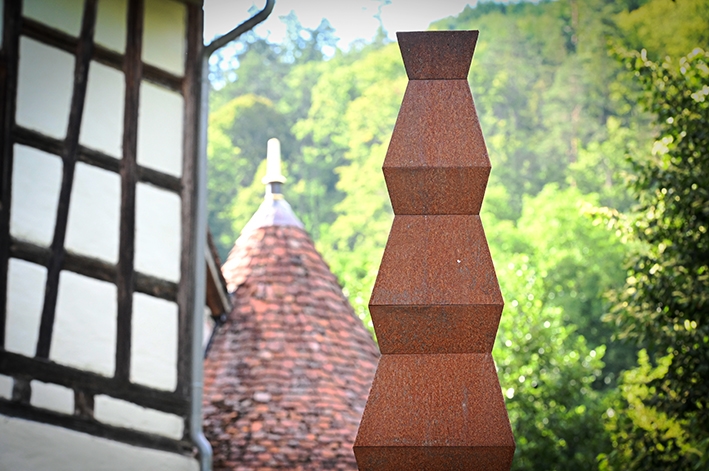 Schlossanlage und Stahlskulpturen: in Glatt wird derzeit Jürgen Knubben mit einer Ausstellung zum Siebzigsten gewürdigt. Foto: al